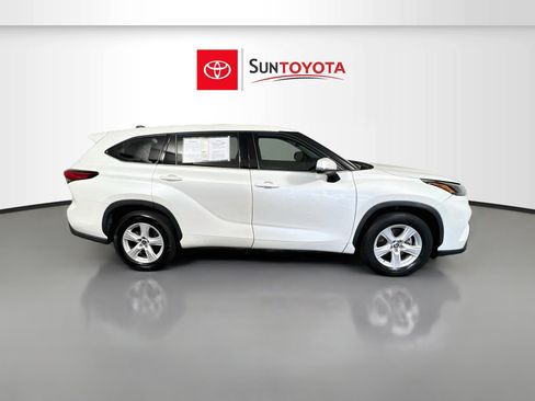 Used 2022 Toyota Highlander L FWD image 2