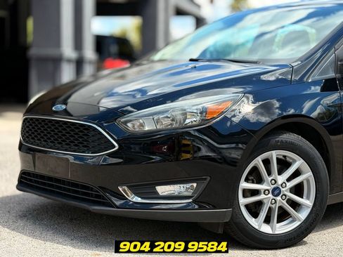 Used 2018 Ford Focus SE FWD image 2
