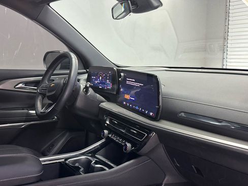 Used 2025 Chevrolet Traverse LT w/ Sun and Wheel Package FWD image 13