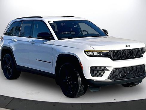 Certified 2023 Jeep Grand Cherokee Altitude image 2