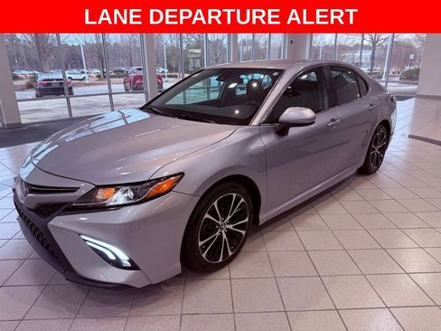 Used 2019 Toyota Camry SE image 3