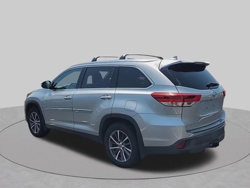 Used 2019 Toyota Highlander XLE AWD/4WD image 7