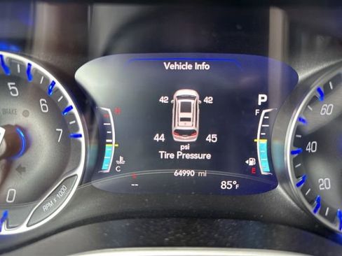 Used 2023 Chrysler Pacifica Touring-L FWD image 17