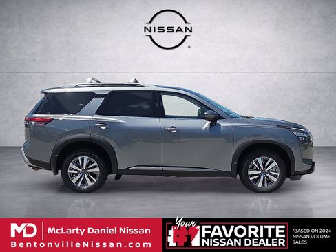 Used 2025 Nissan Pathfinder SL AWD/4WD image 6