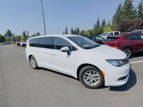 Used 2023 Chrysler Voyager LX image 2
