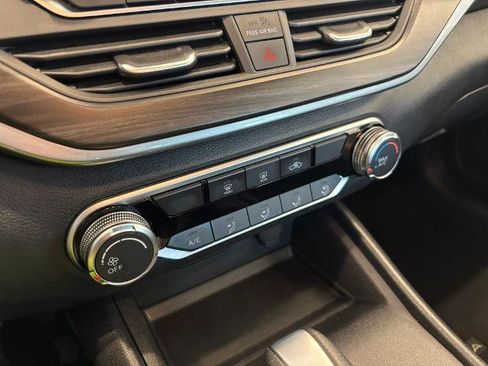 Certified 2025 Nissan Altima 2.5 SV FWD image 22