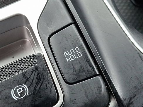 Used 2024 Kia Carnival LX FWD image 24
