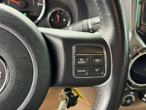 Used 2017 Jeep Wrangler Unlimited Sahara w/ Connectivity Group AWD/4WD image 11