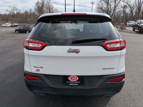 Used 2017 Jeep Cherokee Sport image 4