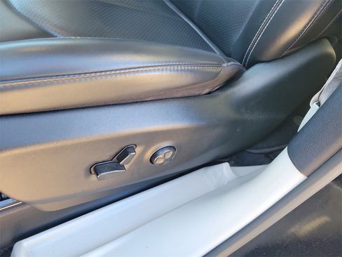 Used 2023 Chrysler Pacifica Touring-L image 15