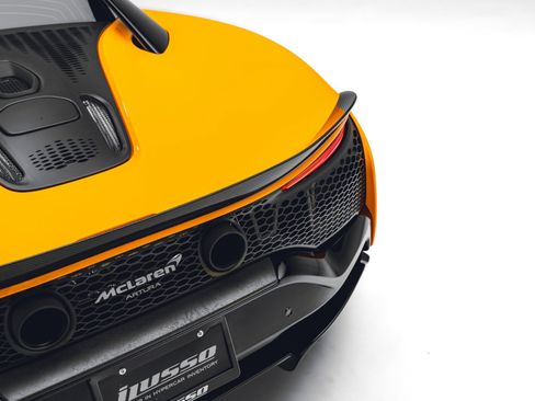 Used 2023 McLaren Artura RWD image 21