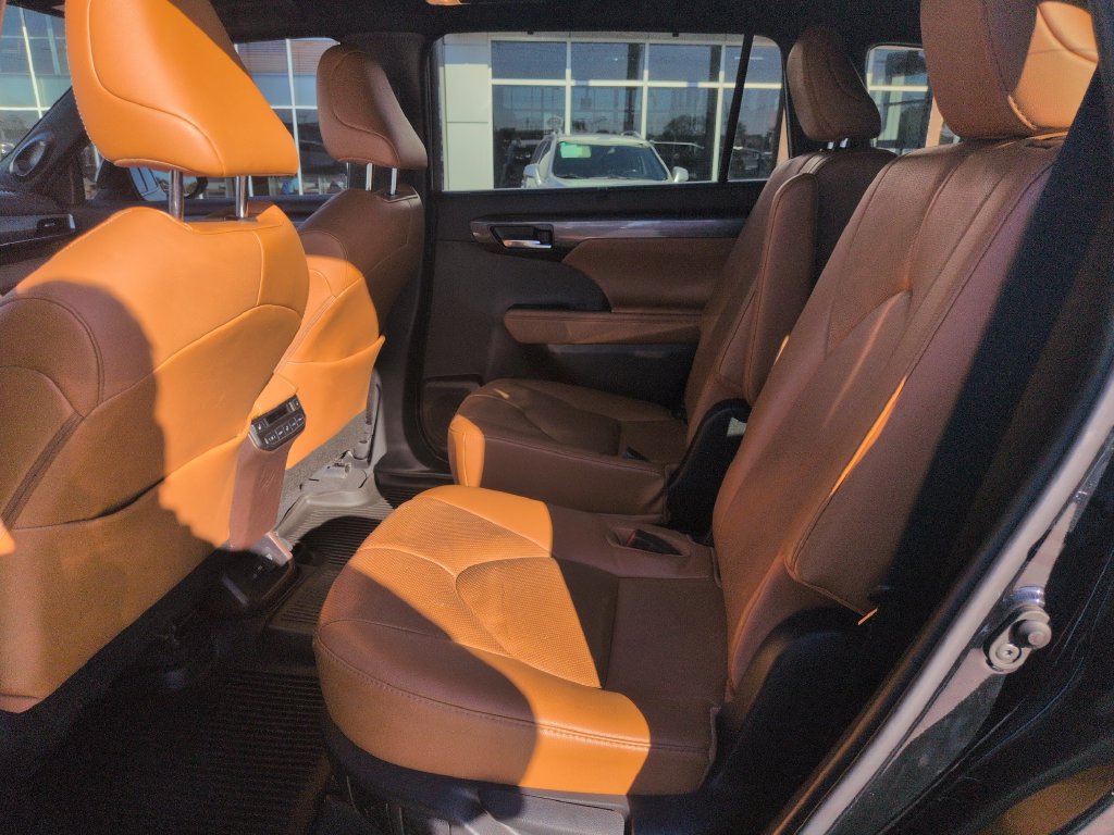 Used 2022 Toyota Highlander Platinum AWD/4WD image 25