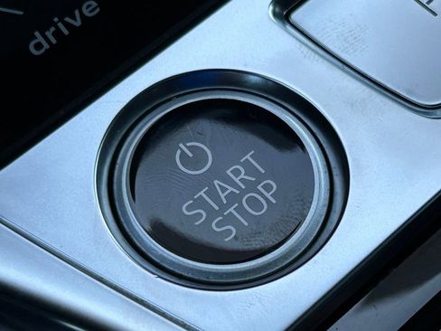 Used 2022 Audi e-tron Premium Plus w/ Premium Plus Package image 38