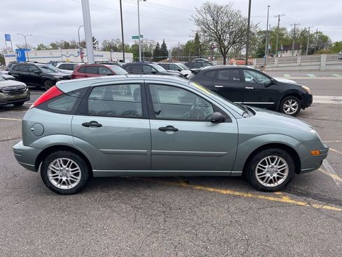 Used 2006 Ford Focus ZX5 Hatchback FWD image 4
