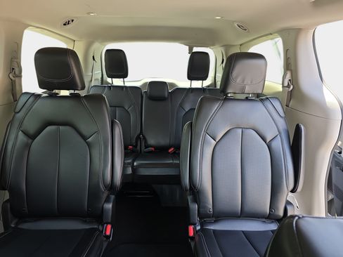 Certified 2024 Chrysler Pacifica Touring-L FWD image 32
