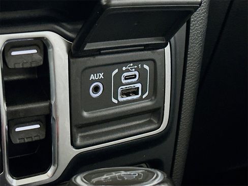 Used 2023 Jeep Gladiator Overland image 29