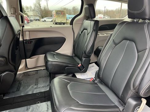 Used 2024 Chrysler Pacifica Touring-L FWD image 25