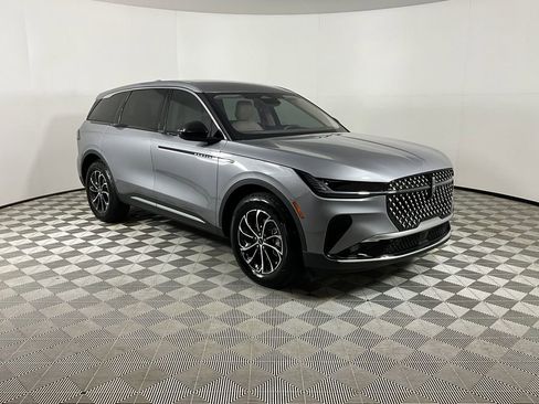 Used 2025 Lincoln Nautilus Premier image 6