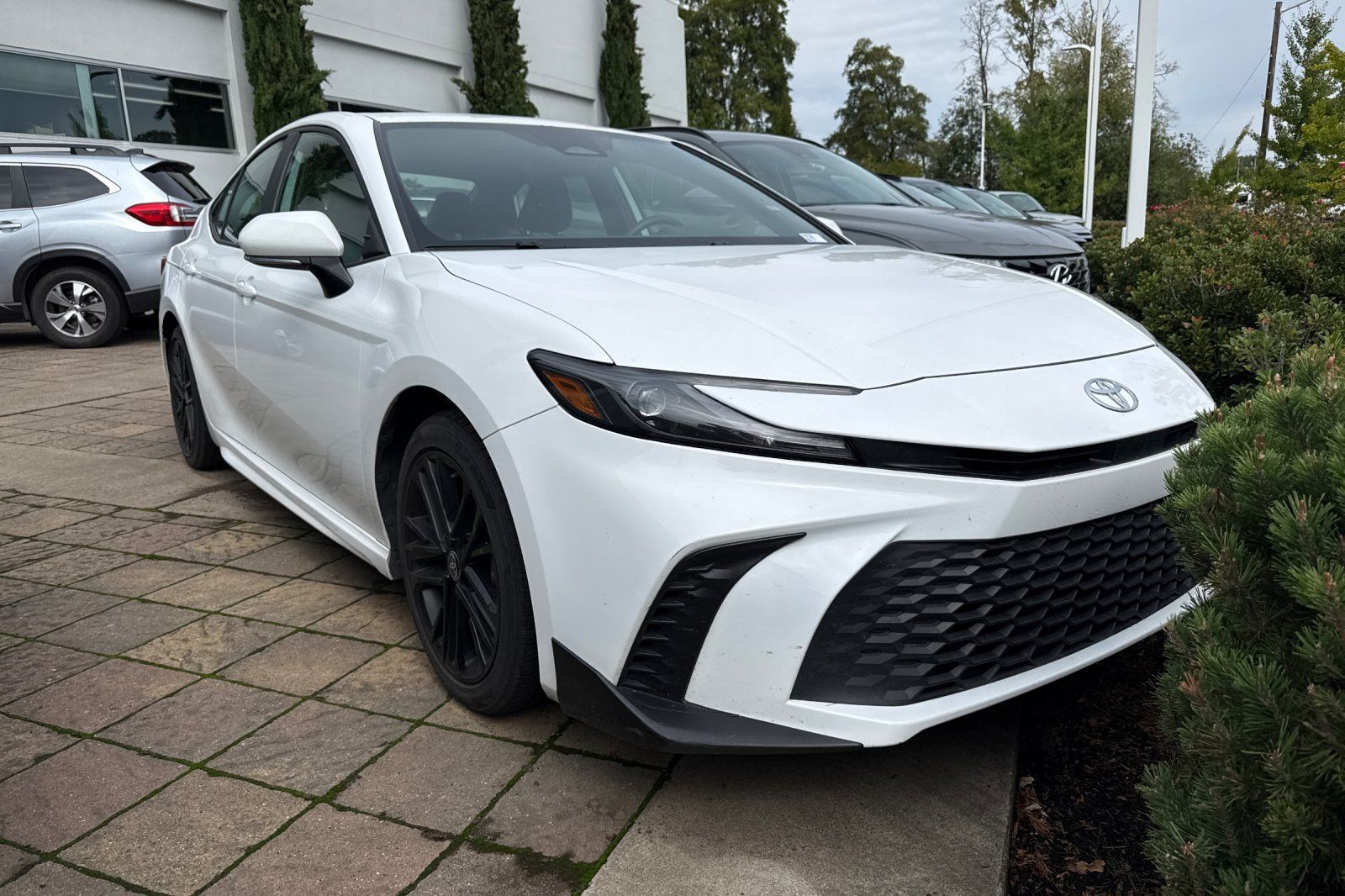 Used 2025 Toyota Camry SE FWD image 2