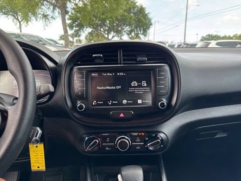 Used 2025 Kia Soul LX w/ LX Technology Package FWD image 26