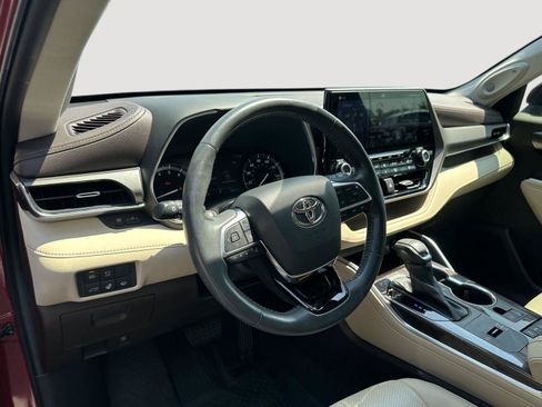 Used 2021 Toyota Highlander Limited FWD image 11