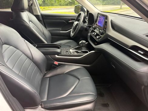 Used 2024 Toyota Highlander XLE AWD/4WD image 9