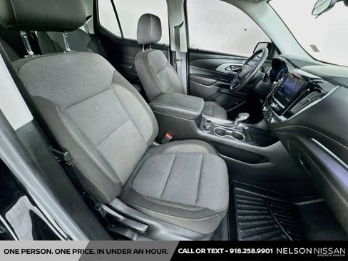 Used 2021 Chevrolet Traverse LT FWD image 28