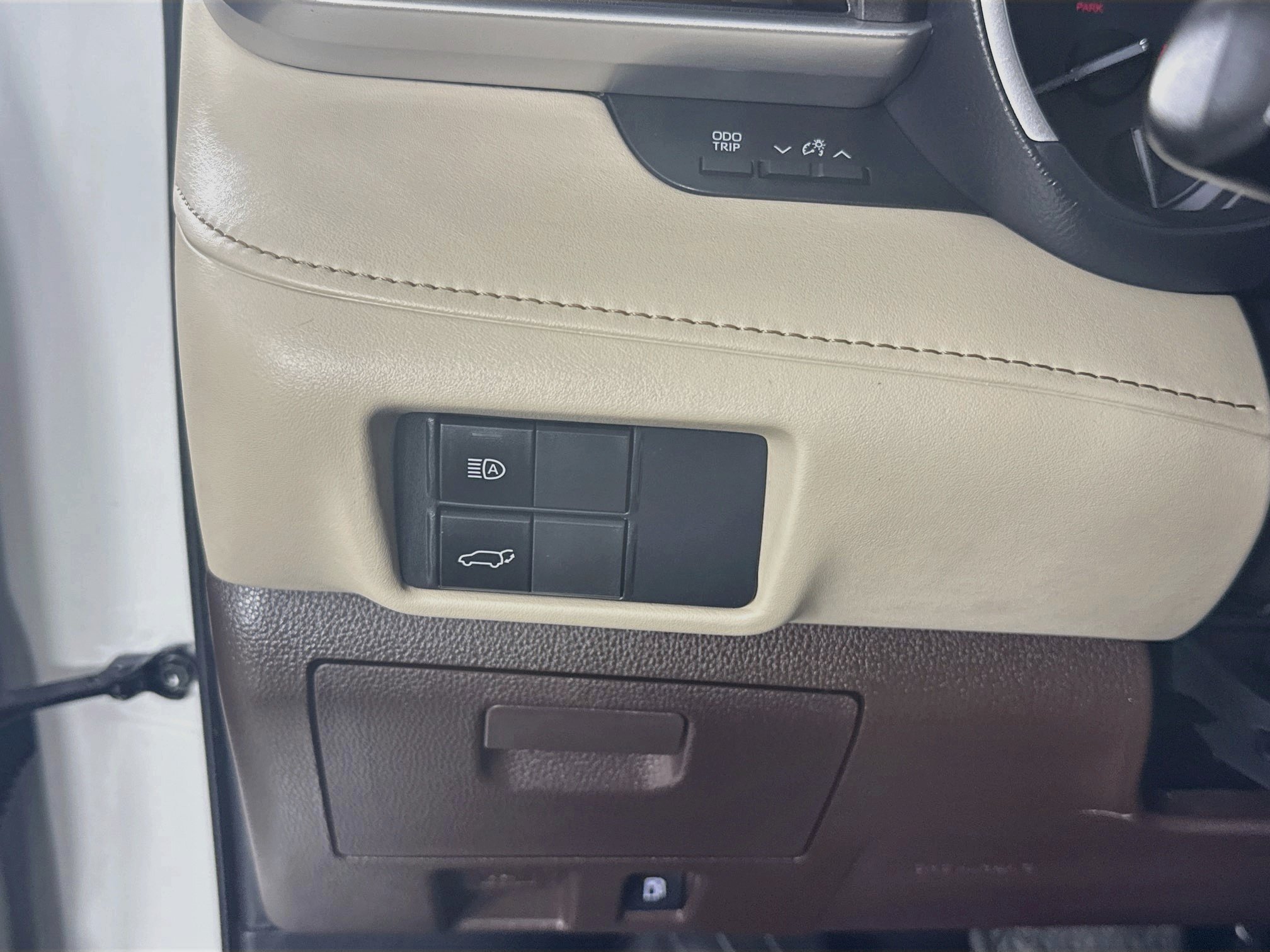 Used 2021 Toyota Highlander XLE AWD/4WD image 12