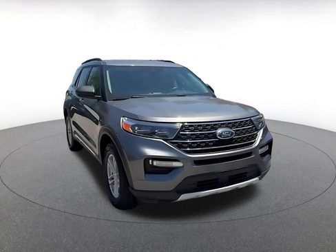 Used 2024 Ford Explorer XLT w/ Equipment Group 202A AWD/4WD image 3