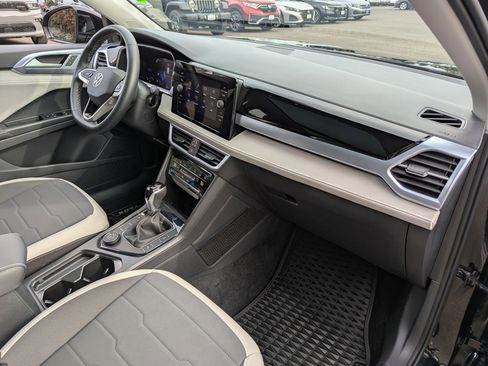 Used 2025 Volkswagen Taos SE w/ Panoramic Sunroof Package image 35