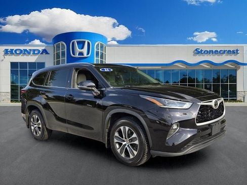Used 2021 Toyota Highlander XLE AWD/4WD image 1