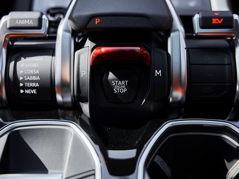 Used 2025 Lamborghini Urus SE image 73