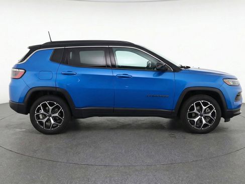 Used 2025 Jeep Compass Limited image 11