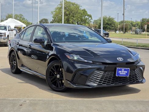 Used 2025 Toyota Camry SE FWD image 2