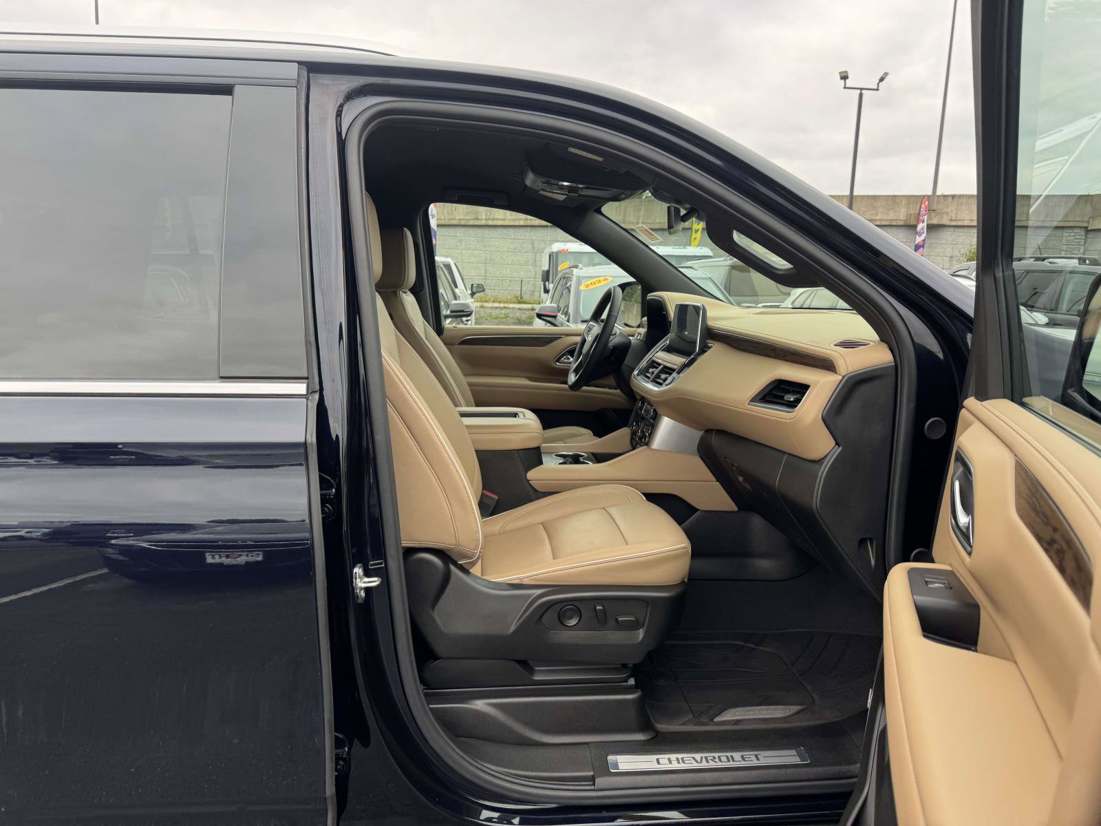 Used 2023 Chevrolet Tahoe Premier AWD/4WD image 14