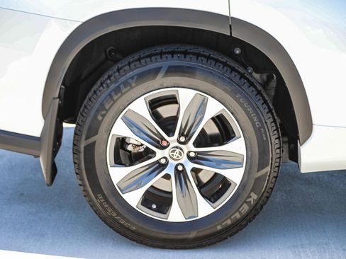 Used 2023 Toyota Highlander XLE FWD image 11