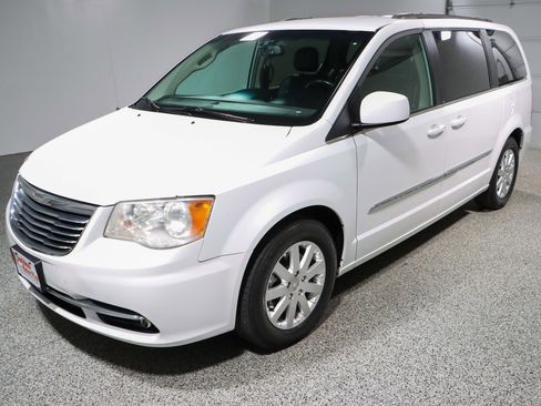 Used 2014 Chrysler Town & Country Touring image 33