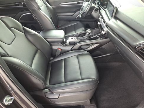 Used 2025 Kia Telluride S FWD image 19