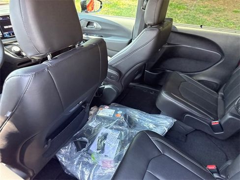 New 2026 Chrysler Pacifica Select image 31