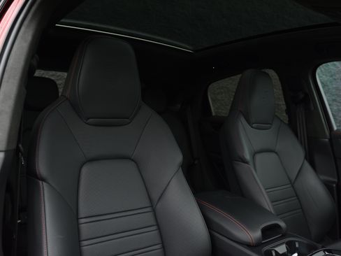 Certified 2025 Porsche Cayenne GTS AWD/4WD image 29