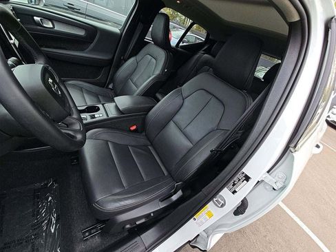 Used 2025 Volvo XC40 B5 Core AWD/4WD image 5