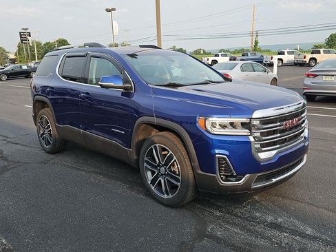 Used 2023 GMC Acadia SLT w/ Preferred Package AWD/4WD image 3
