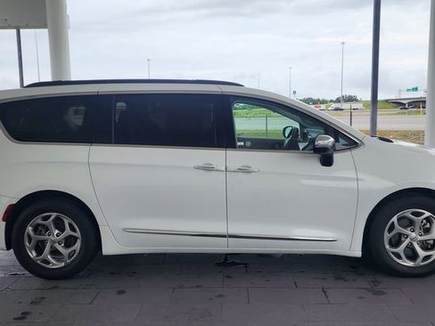 Used 2023 Chrysler Pacifica Limited FWD image 7
