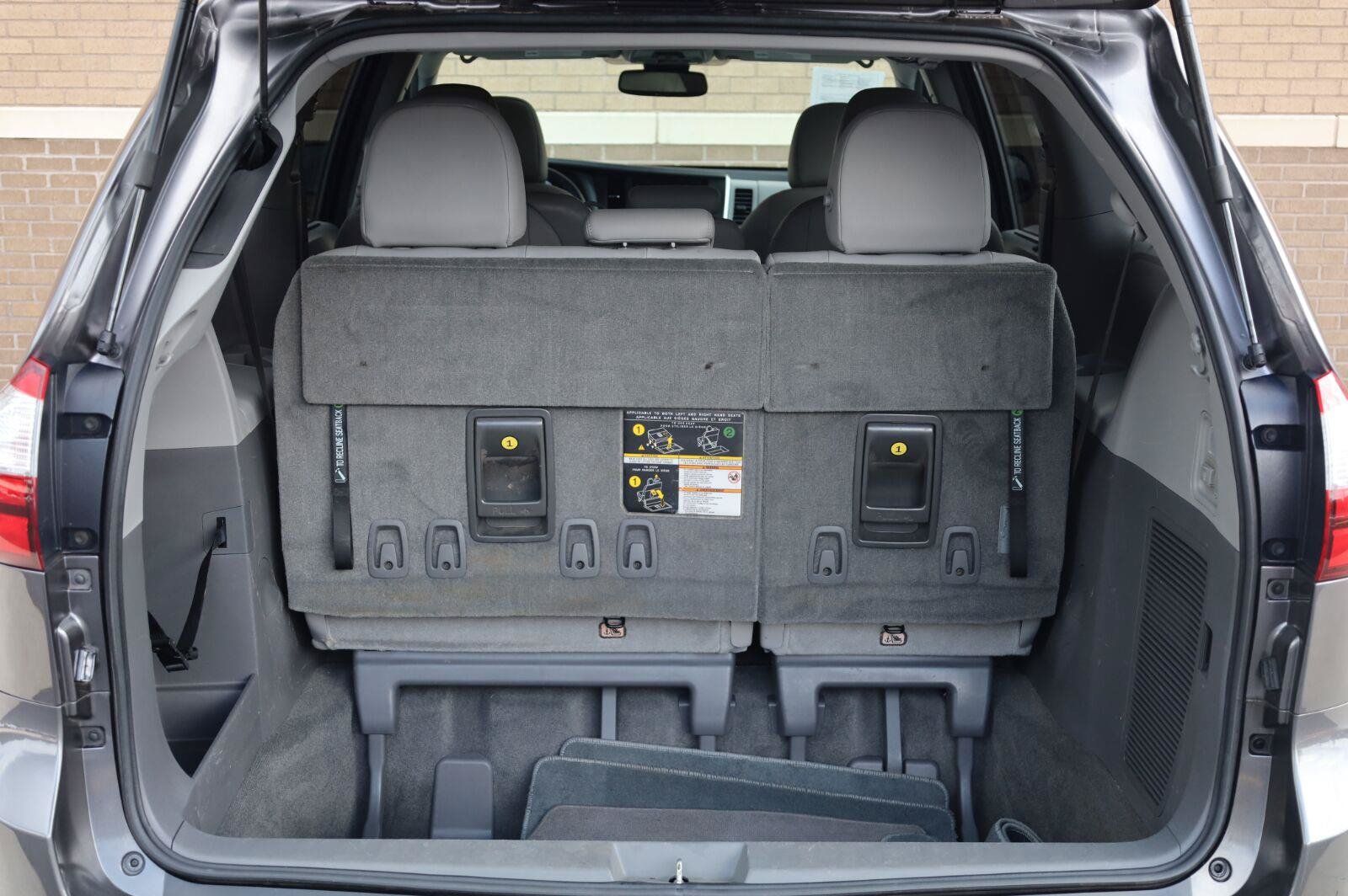 Used 2019 Toyota Sienna XLE Premium FWD image 11