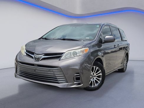 Used 2020 Toyota Sienna XLE Premium FWD image 2