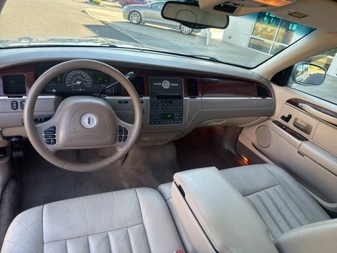 Used 2004 Lincoln Town Car Signature image 19