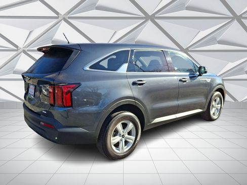 Used 2023 Kia Sorento LX image 11