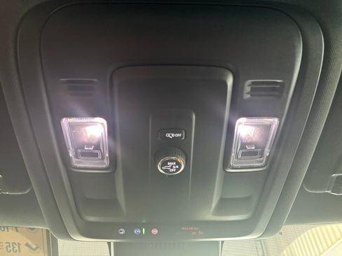 Used 2025 Chevrolet Suburban Z71 AWD/4WD image 32