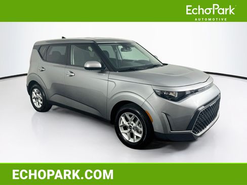 Used 2025 Kia Soul LX w/ LX Technology Package FWD image 1