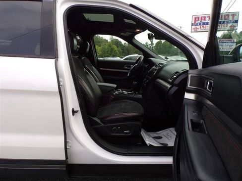 Used 2018 Ford Explorer XLT w/ Equipment Group 202A AWD/4WD image 16